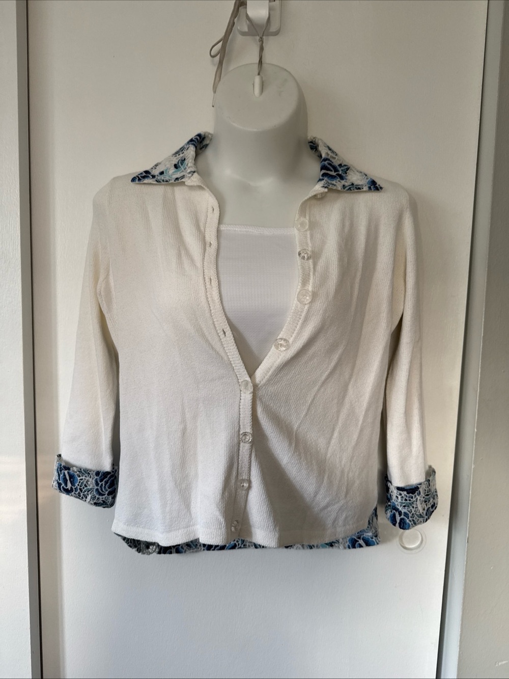 Elaris White Faux Two Piece Sweater Blue Floral Lace Top L Sold at Barbara Katz